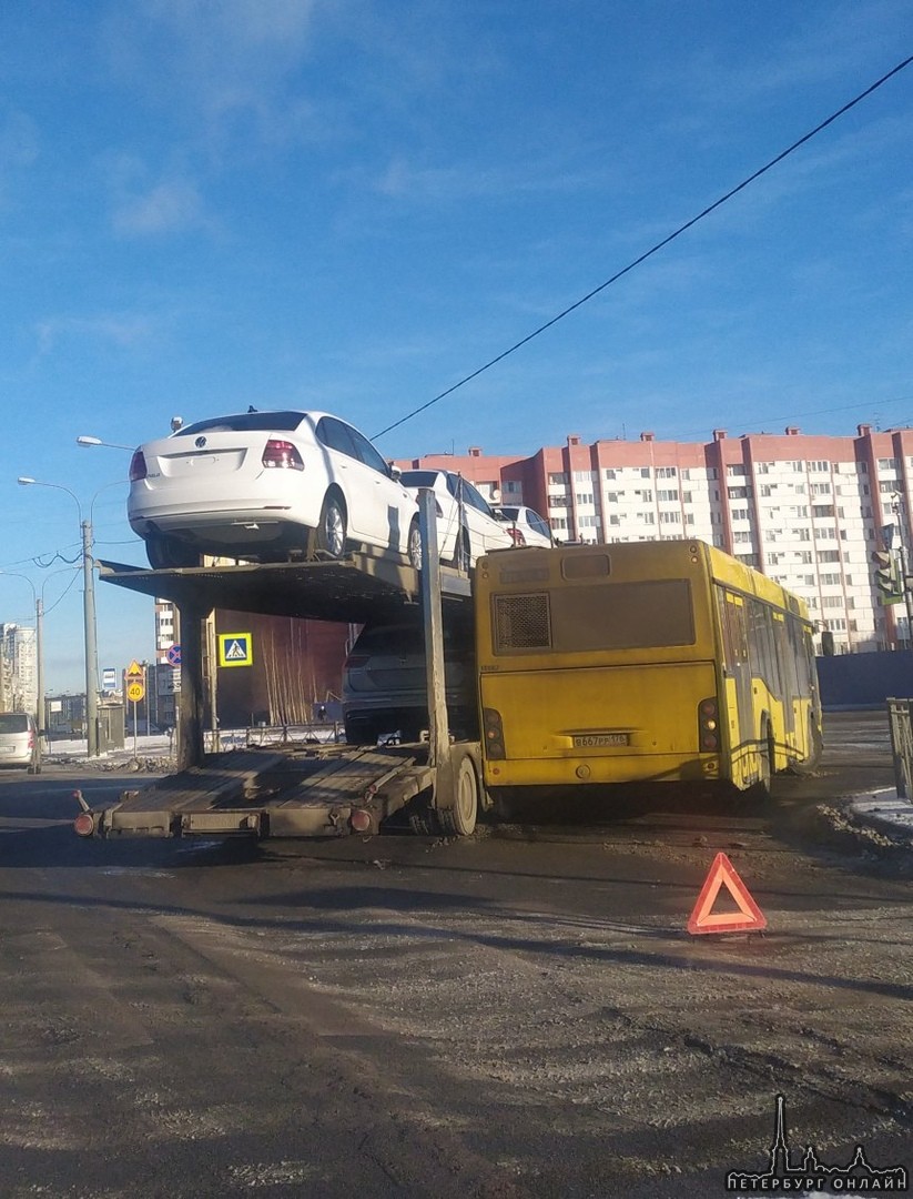 Автовоз притерся с автобусом на Стародеревенской и Ситцевой.