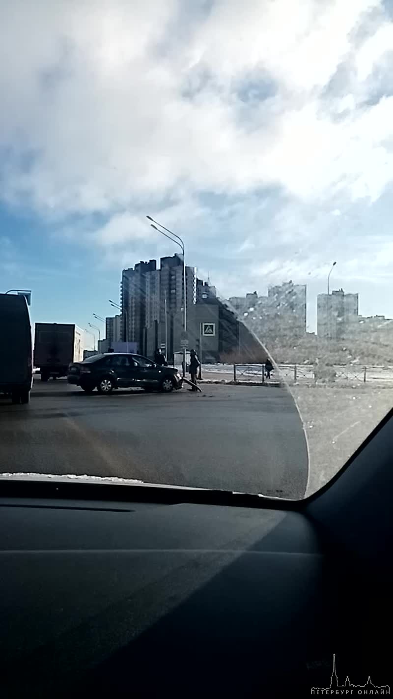 Столкновение двух автомобилей произошло на перекрёстке Маршала Казакова и Доблести.
