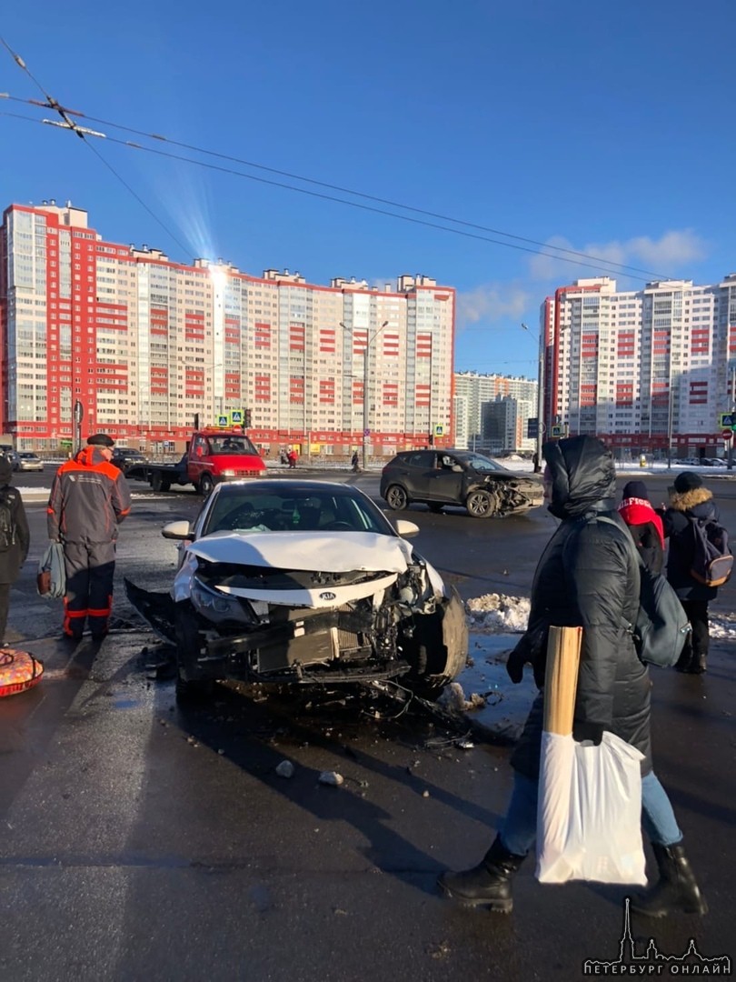 Авария на пересечении Ленинского и Героев. Одну машину в результате ДТП вынесло на тротуар.