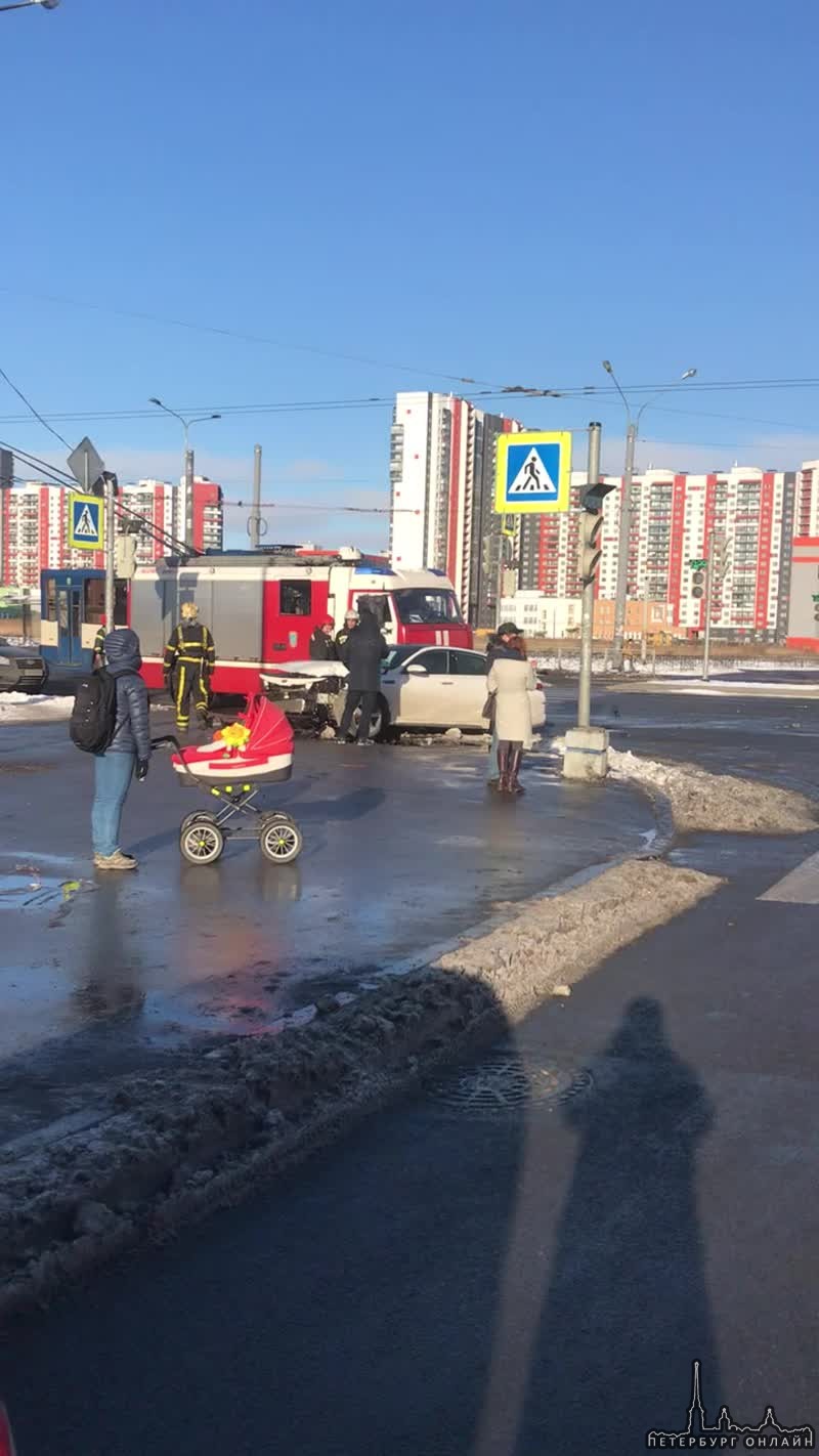 Авария на пересечении Ленинского и Героев. Одну машину в результате ДТП вынесло на тротуар.