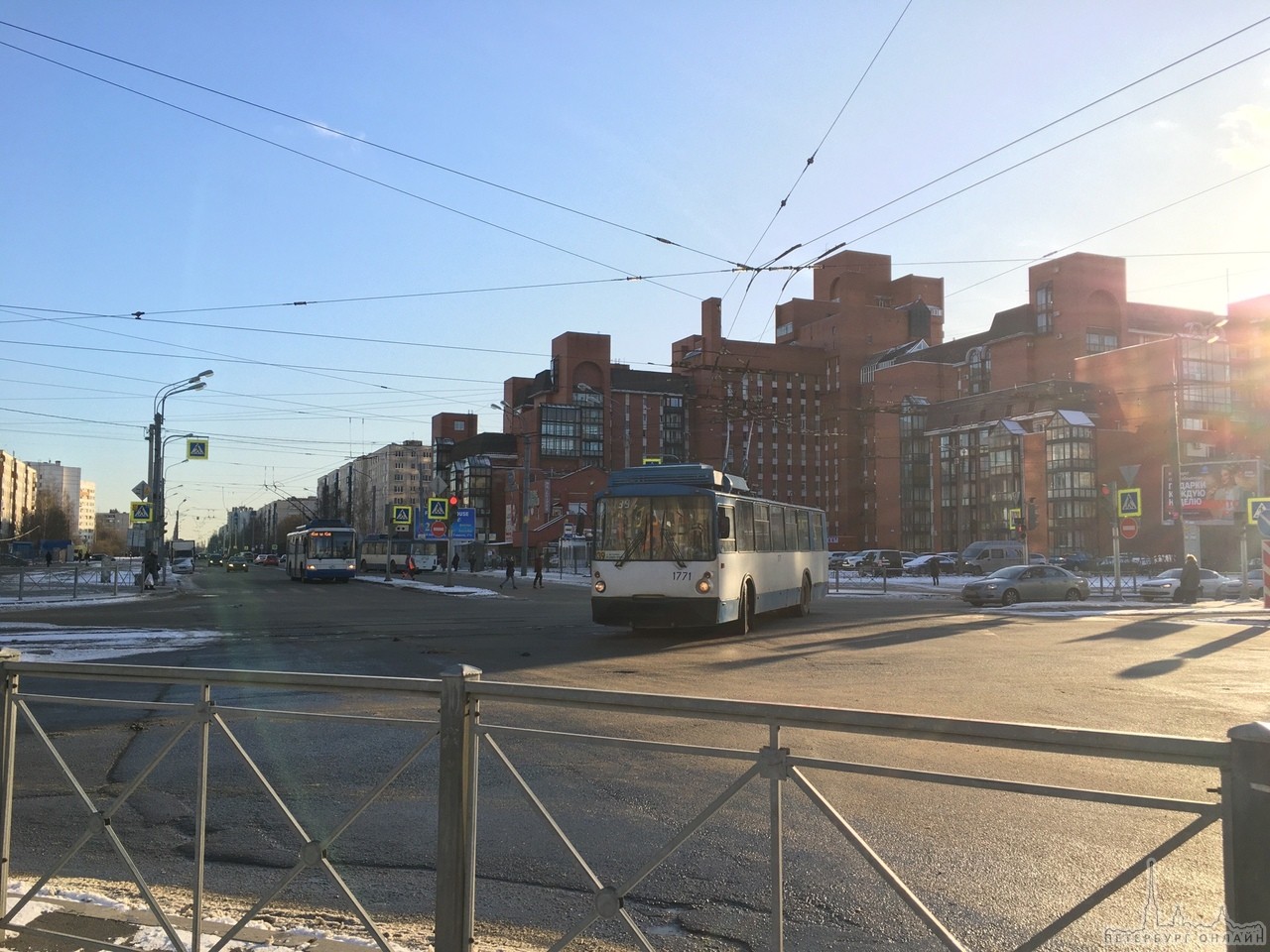 Рога троллейбуса слетели с проводов, встал на путях трамвая и теперь не проехать на Ярослава Гашека ...