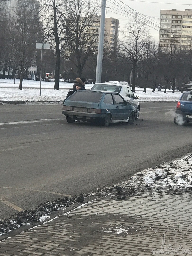 Напротив администрации Фрунзенского района ВАЗ не успел затормозить и влетел в Renault.