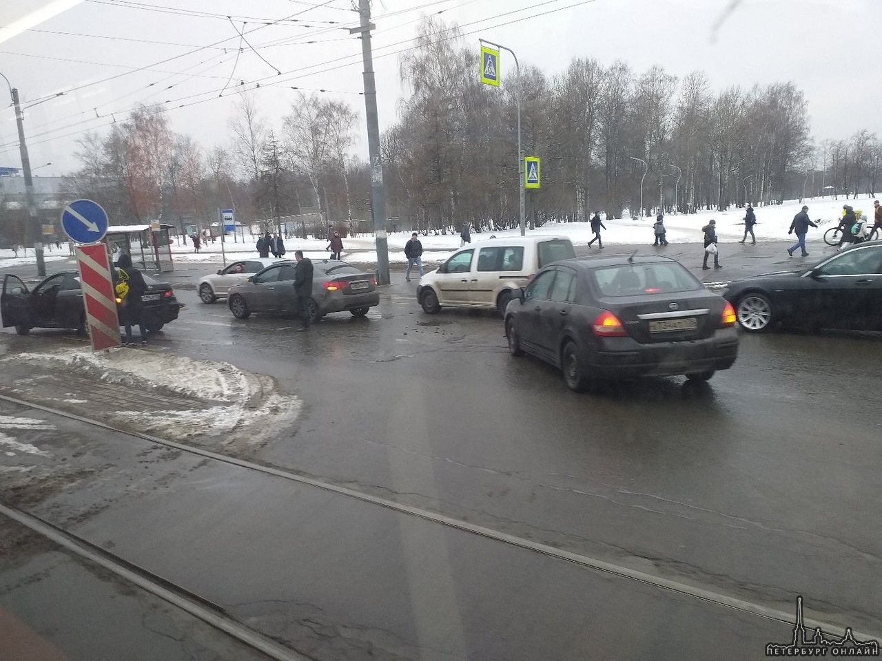 На пешеходном переходе у перекрестка Дыбенко и Товарищеского, Киа Серато догнал Nissan Альмеру. Пр...