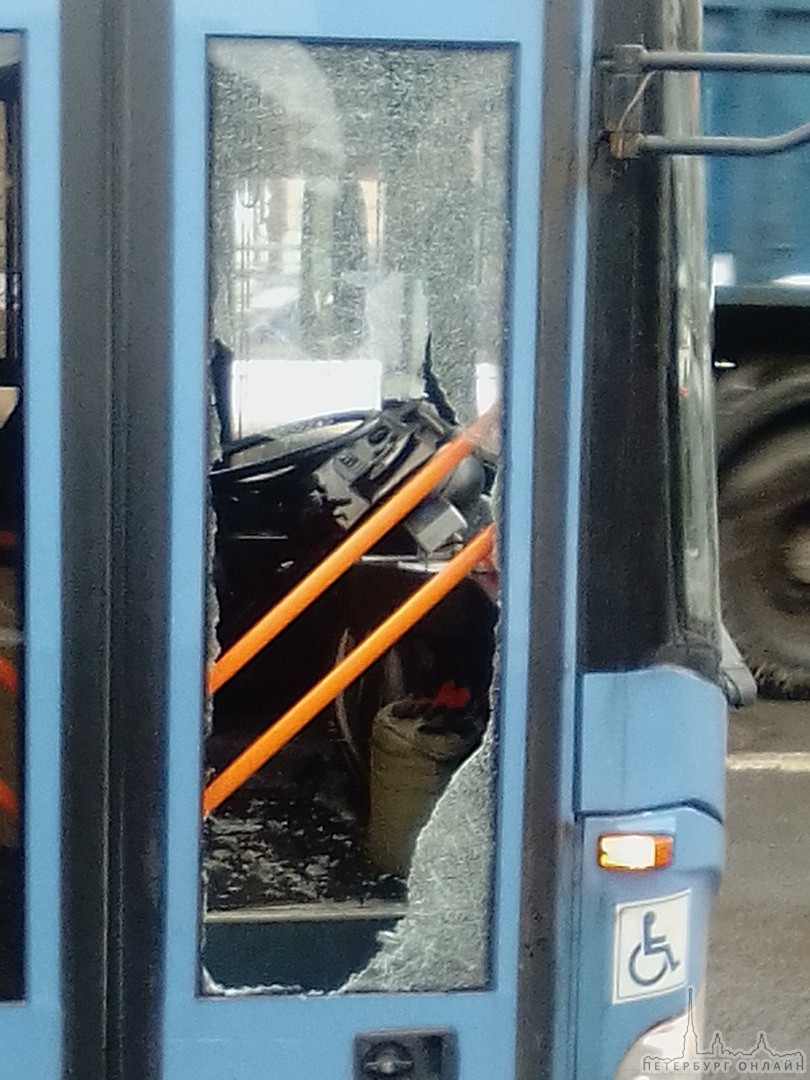 Бомж разбил стекло у троллейбуса номер 18 у станции метро Лесная. Сейчас там пробка из автобусов, тр...