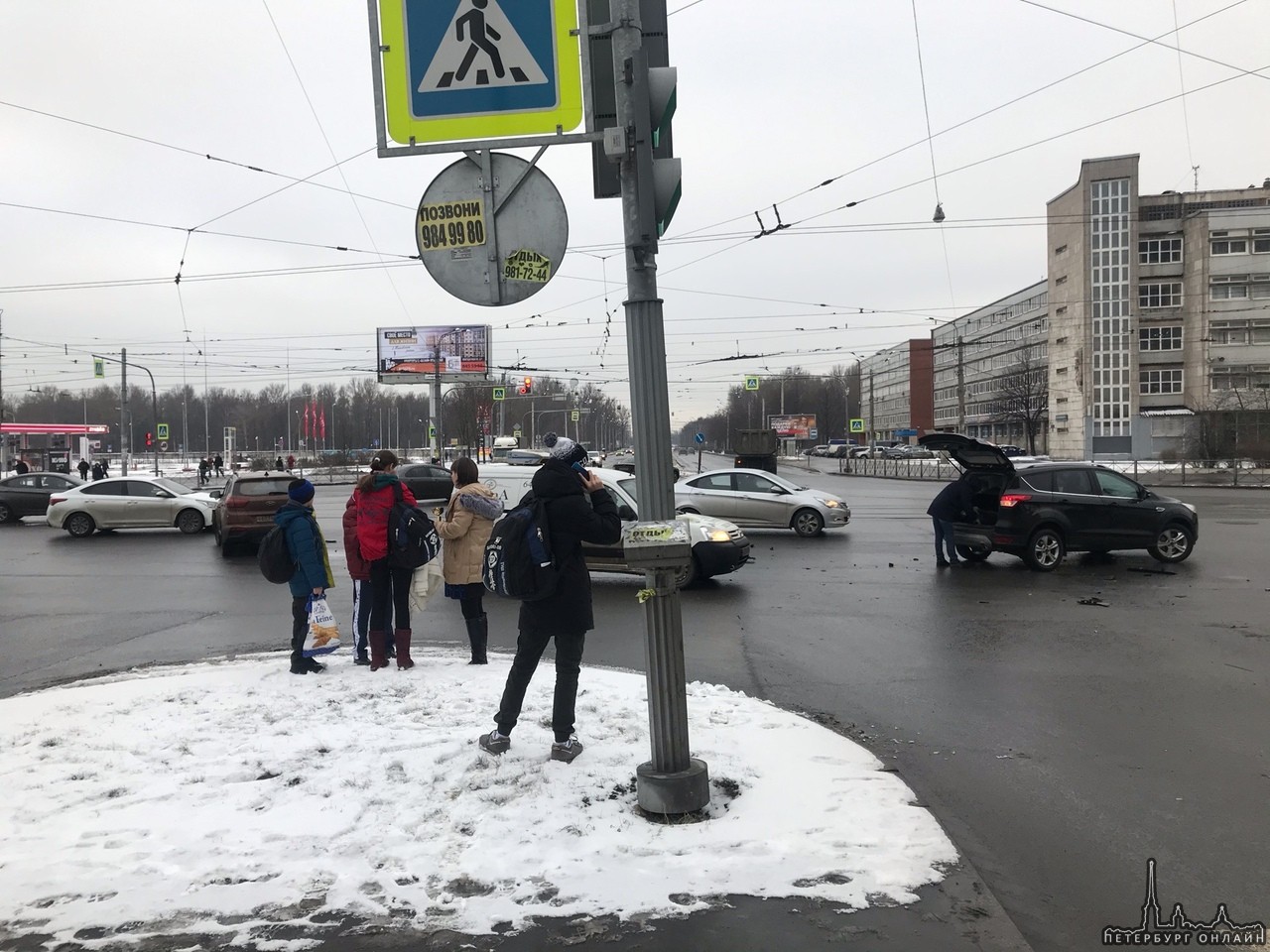 Возле станции метро Бухарестская столкнулось две машины.