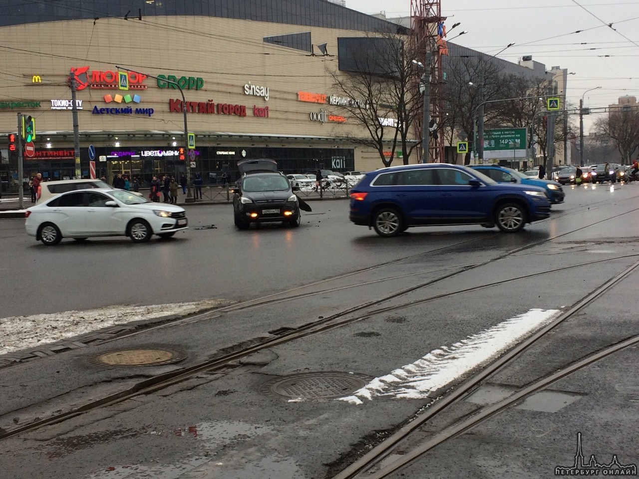 Возле станции метро Бухарестская столкнулось две машины.