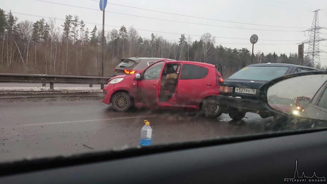 Авария на Заневке в сторону КАДа. Рядом на обочине стоит ещё один участник ДТП.