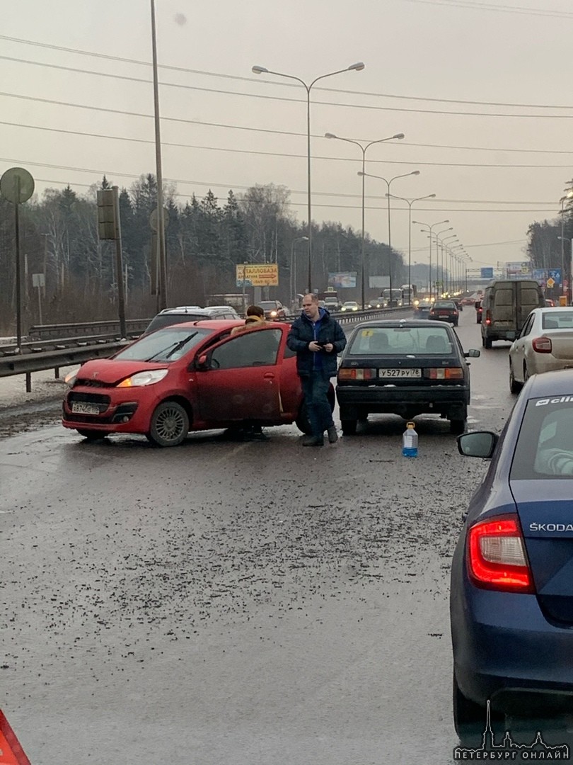 Авария на Заневке в сторону КАДа. Рядом на обочине стоит ещё один участник ДТП.