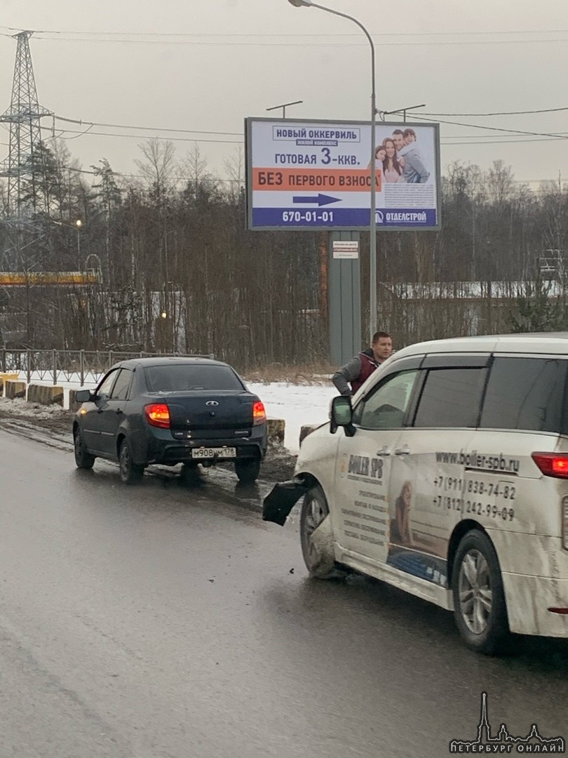 Авария на Заневке в сторону КАДа. Рядом на обочине стоит ещё один участник ДТП.