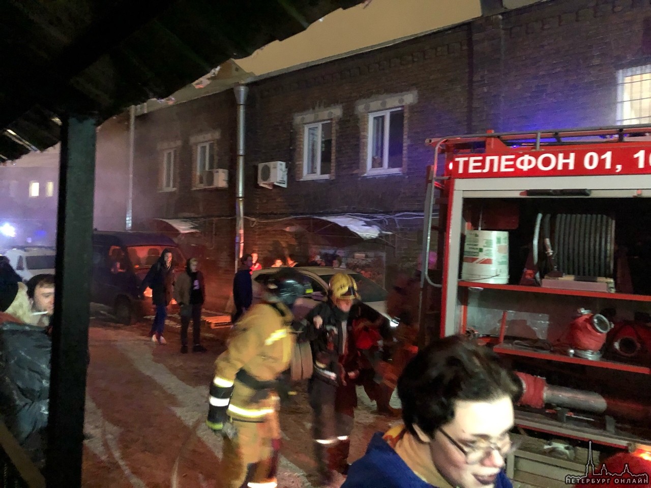 С ~22:10 горит здание по адресу Лиговский пр, 50к16. Пожарные приехали за несколько минут, близлежа...