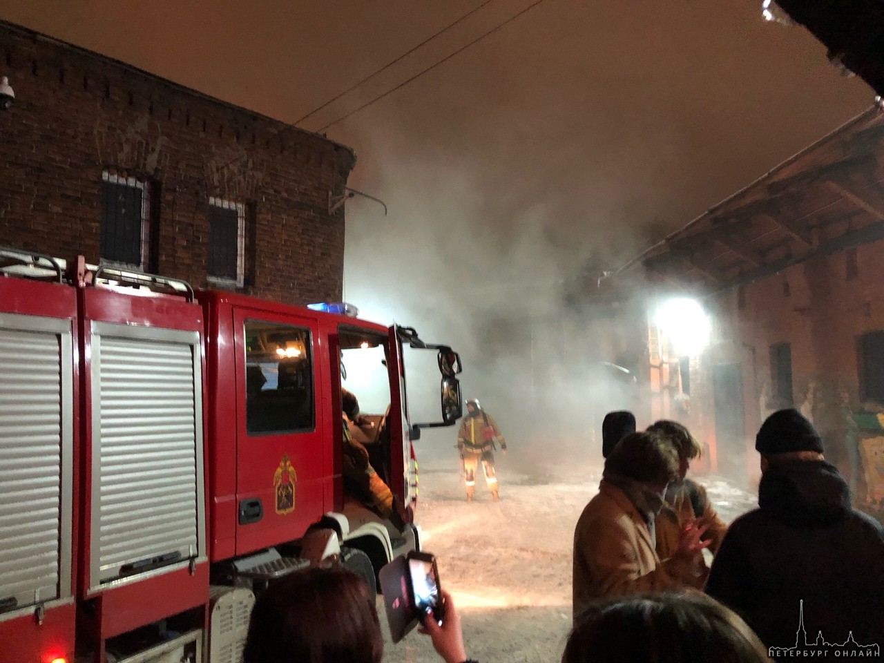 С ~22:10 горит здание по адресу Лиговский пр, 50к16. Пожарные приехали за несколько минут, близлежа...