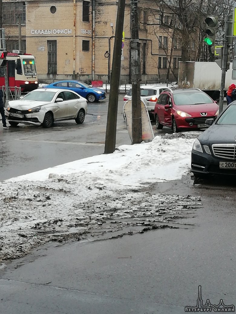 На пересечении Говорова и Возрождения столкнулись Лада и Peugeot. Особо проезду не мешают.