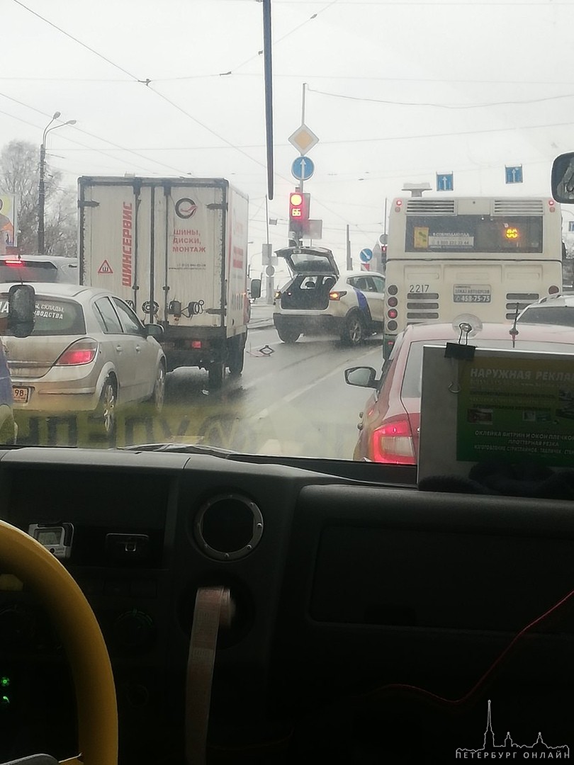 На проспекте Энгельса на Поклонной горе каршеринг тюкнулся с Хёндаем. Занята 1 полоса движения, меша...