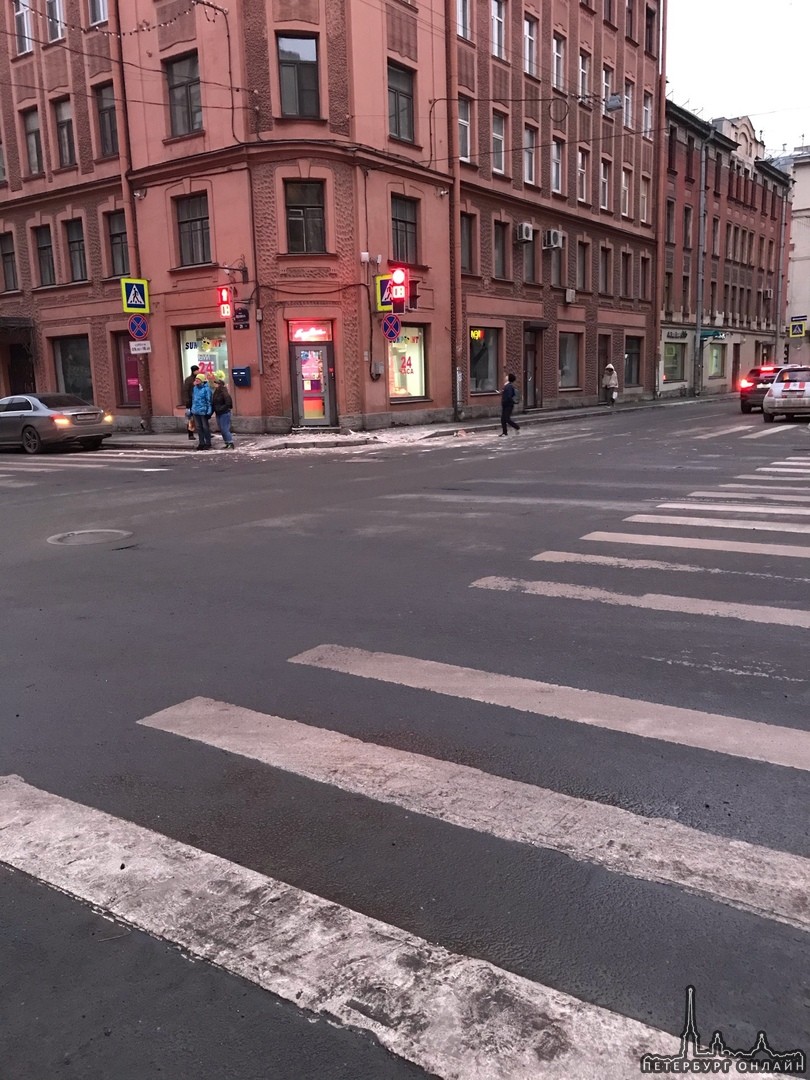 На углу дома 29 по улице Ленина произошел обвал лепнины.