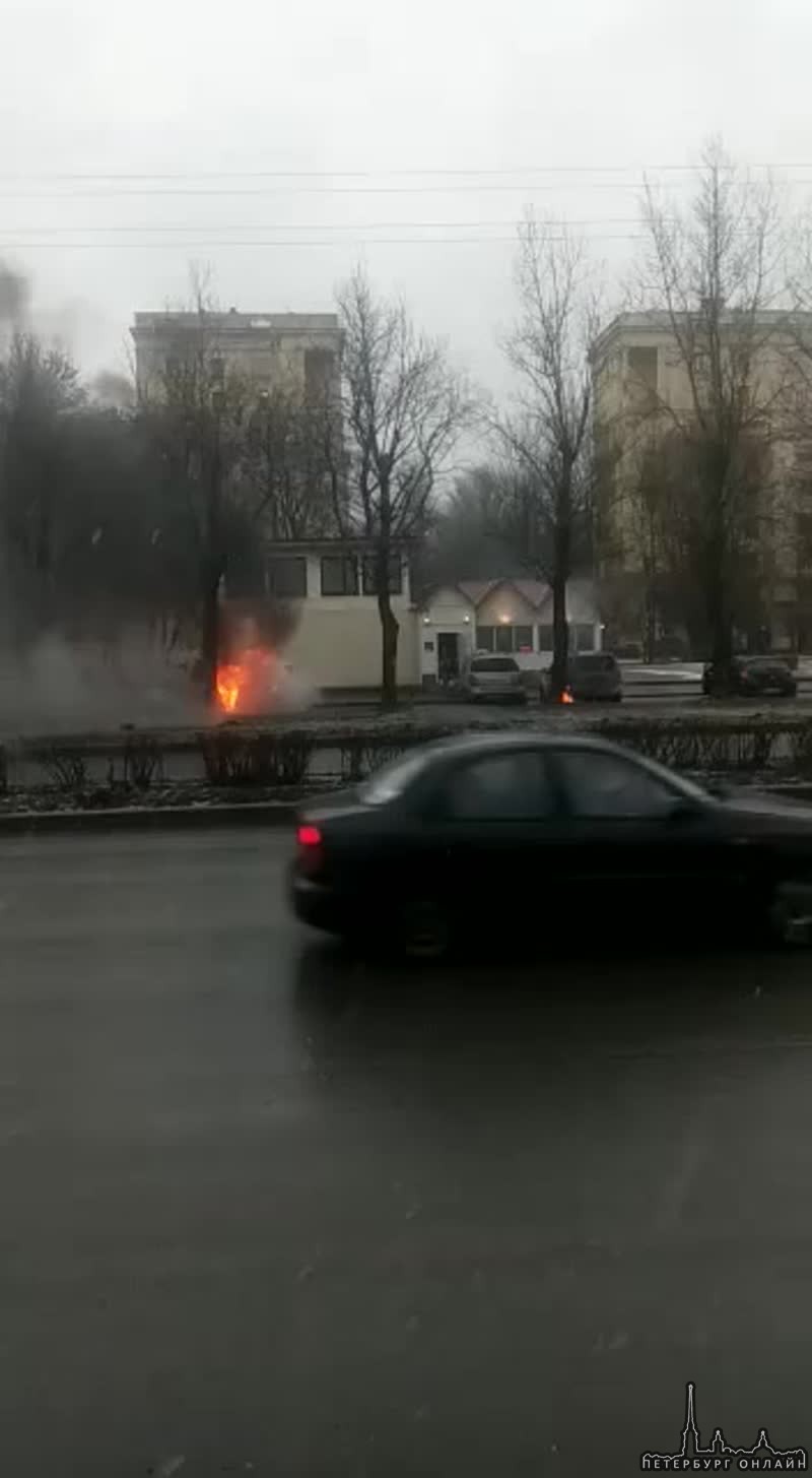 На парковке на Московском шоссе 14А загорелись два автомобиля: Nissan и Митсубиси. Люди из здания пы...