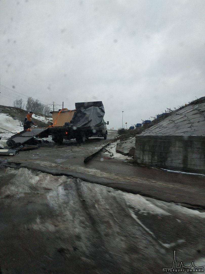 Фургон у Газели сбросил лишнее под мостом на Сортировке