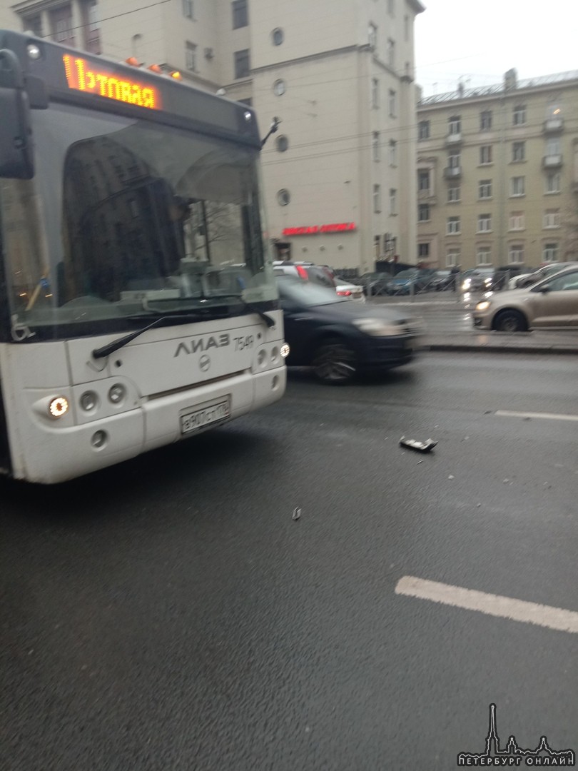 У Ломоносовской посреди дороги автобус быканул маршрутку. Движение в объезд, служб нет.