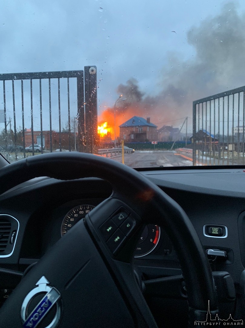 Пожар в посёлке Новоселье. Сначала загорелся один дом, пока пожарные ехали пожар перешёл на второй д...