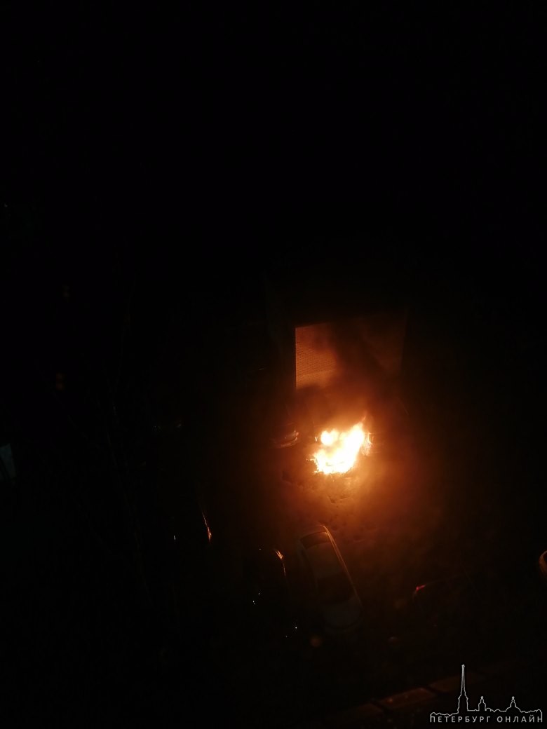 Во дворе дома по проспекту Кузнецова 29к1, приблизительно в 4:20 утра, загорелся автомобиль Kia , по...