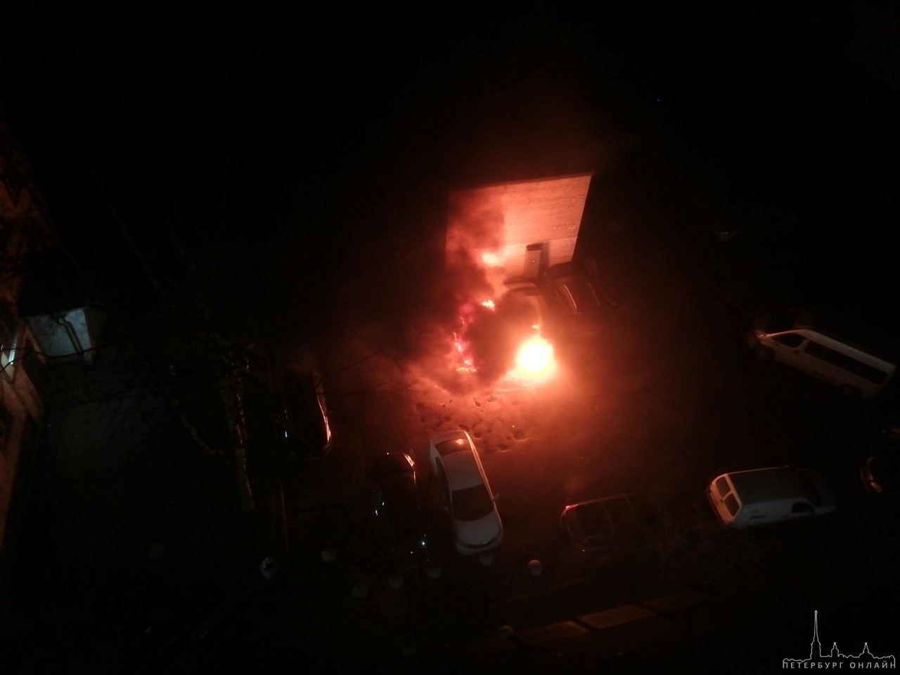 Во дворе дома по проспекту Кузнецова 29к1, приблизительно в 4:20 утра, загорелся автомобиль Kia , по...