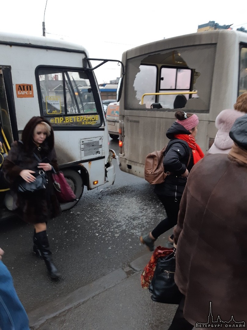 Авария в 09:40 на остановке "платформа Ленинский проспект". Маршрутка №216, врезалась в зад стоящей ...