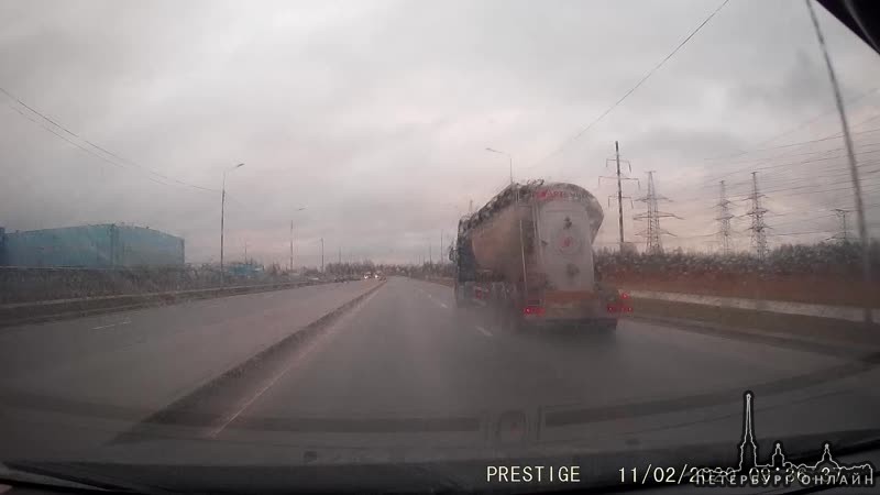 11 февраля в 9:36. Усть-Ижорское шоссе, Металлострой, вылет красной машины на встречку после столкно...