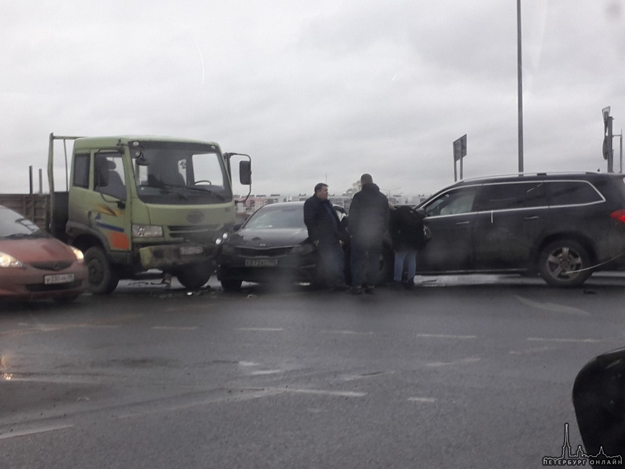 Трио на въезде в Мегу Дыбенко