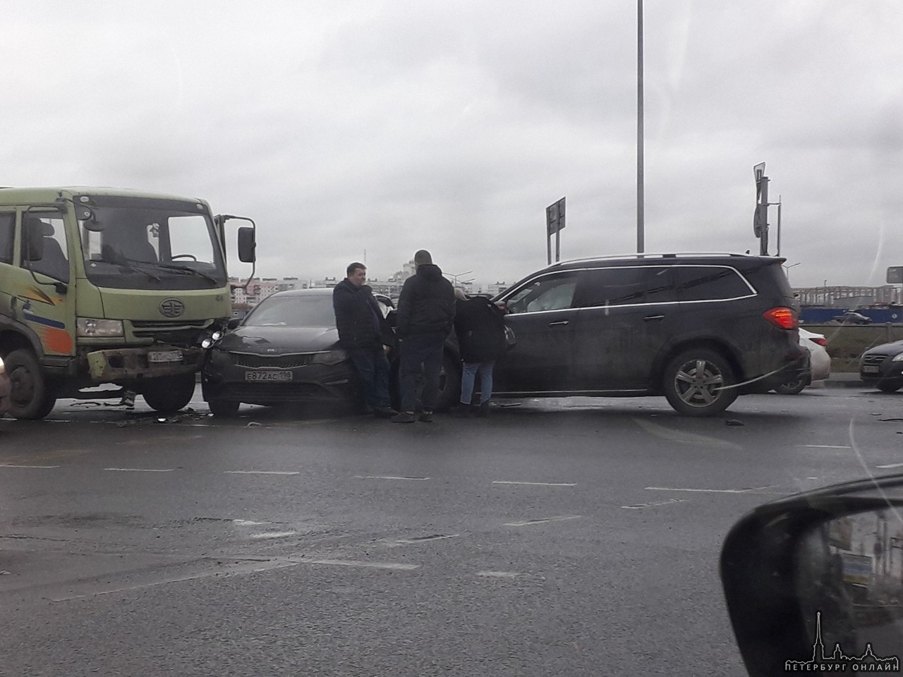 Трио на въезде в Мегу Дыбенко