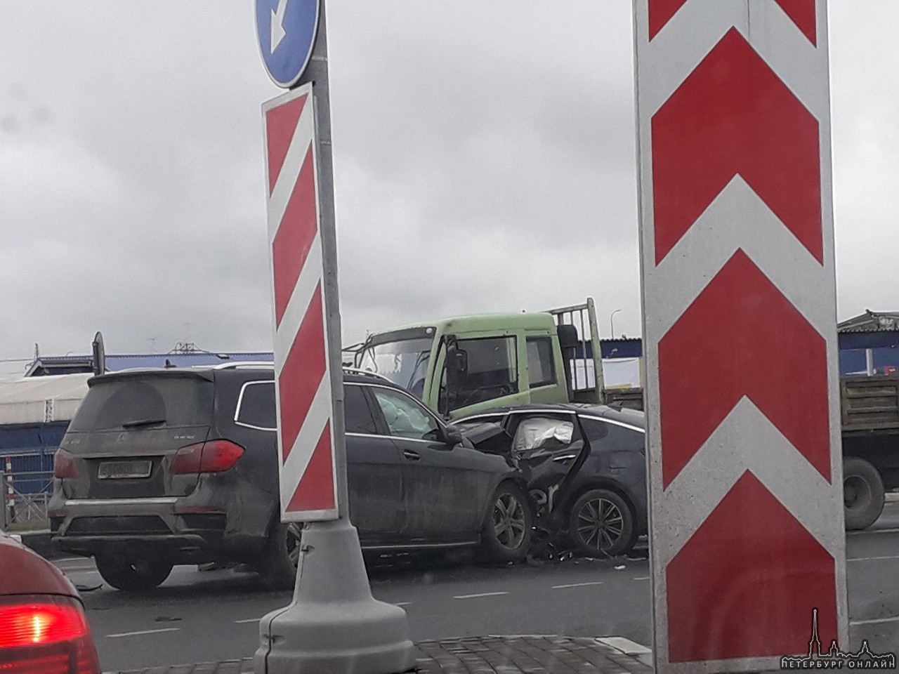 Трио на въезде в Мегу Дыбенко