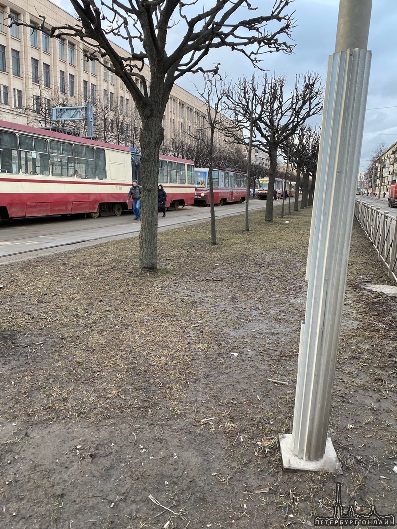 На остановке "Рижская улица" трамваи стоят в обе стороны.