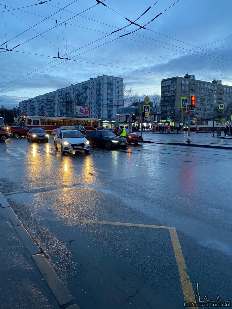 ДТП на перекрёстке Дыбенко/Большевиков, перекрыли полторы полосы в 17:50.
