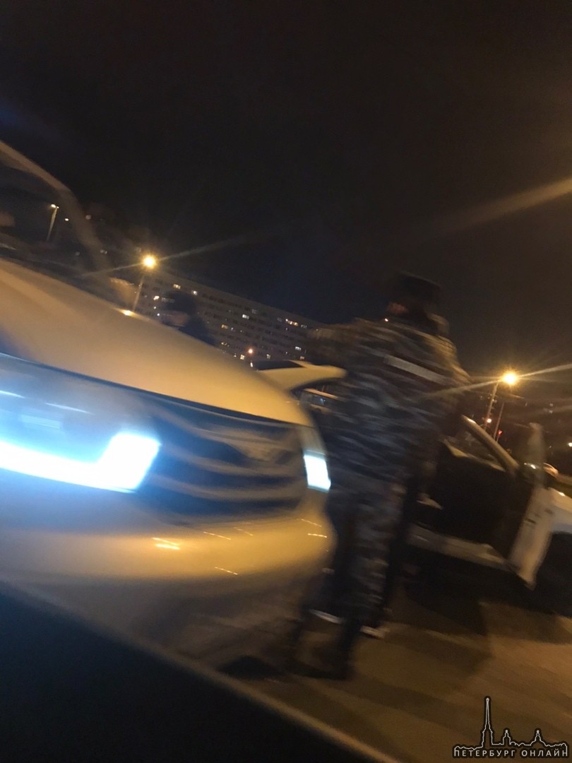 Полицейские прижали Volkswagen Поло на Кронштадтской площади, где пересекается Стачек и Ленинский.