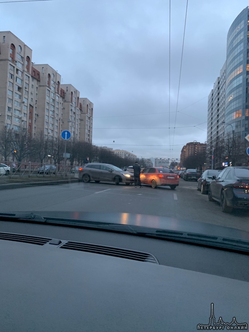В 9:00 на Нахимова 20, собралась приличная пробка из-за ДТП. Приходилось объезжать через газон.