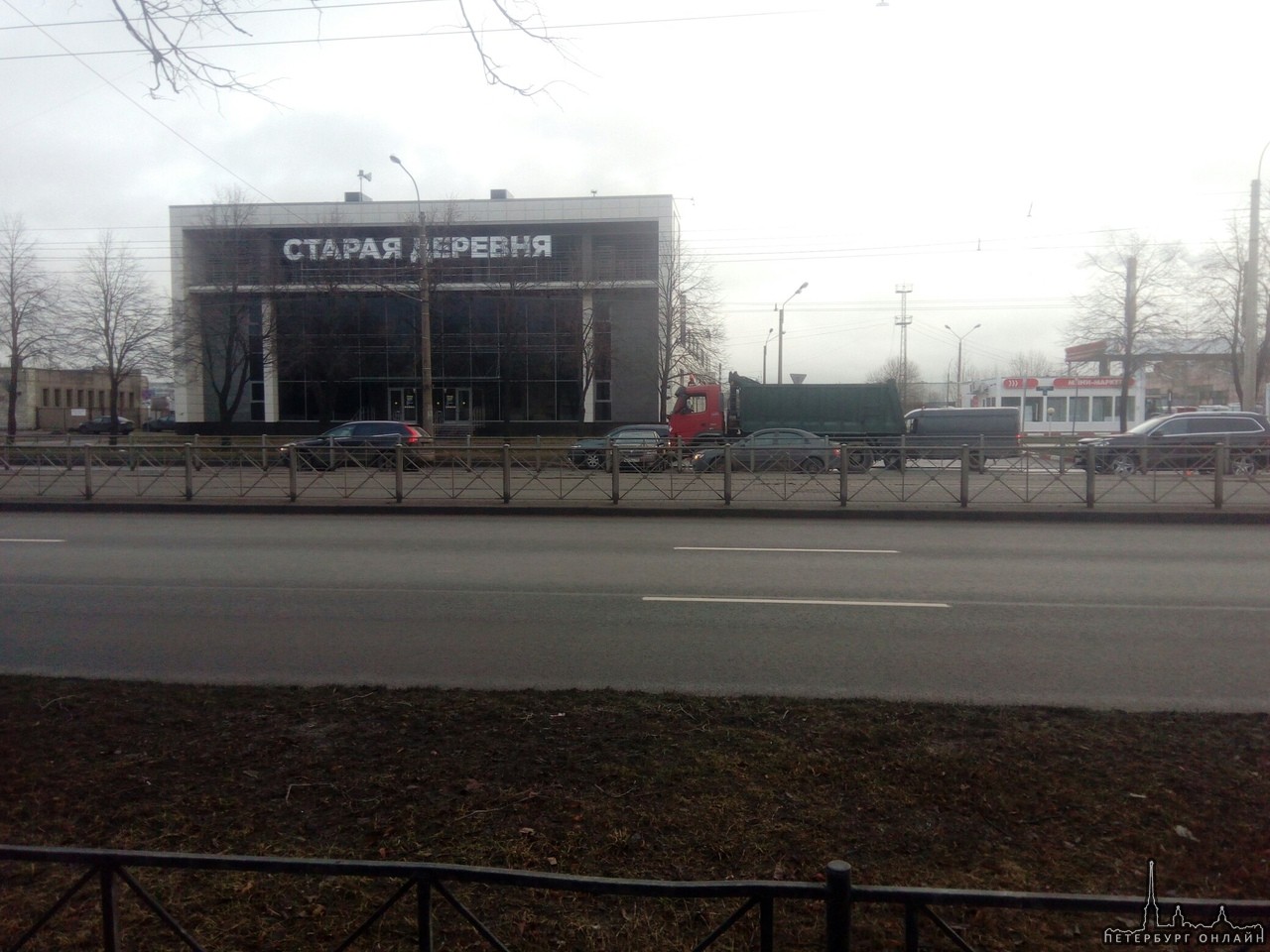 На Бухарестской 5 самосвал забодал седан. Пробка в сторону Лиговского проспекта.