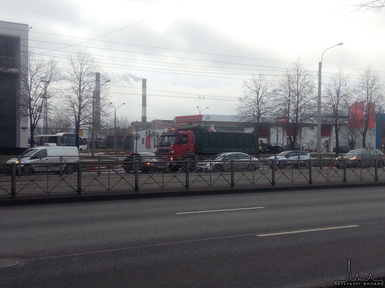На Бухарестской 5 самосвал забодал седан. Пробка в сторону Лиговского проспекта.