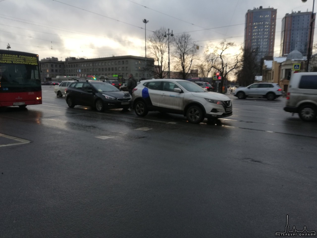 На выезде с площади Московских ворот на Московский проспект в сторону центра кто-то не соблюдал дист...