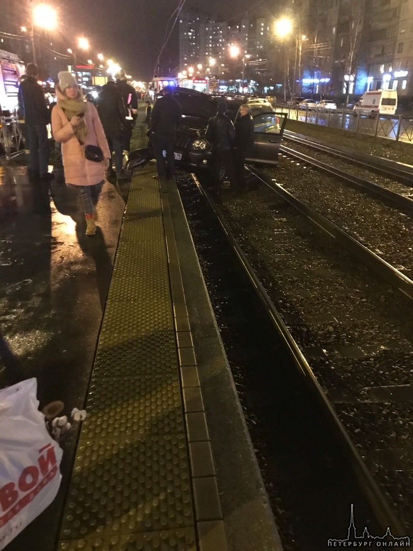 У метро Комендантский проспект Toyota Land Cruiser врезалась в трамвайную остановку. Забор вдоль тра...