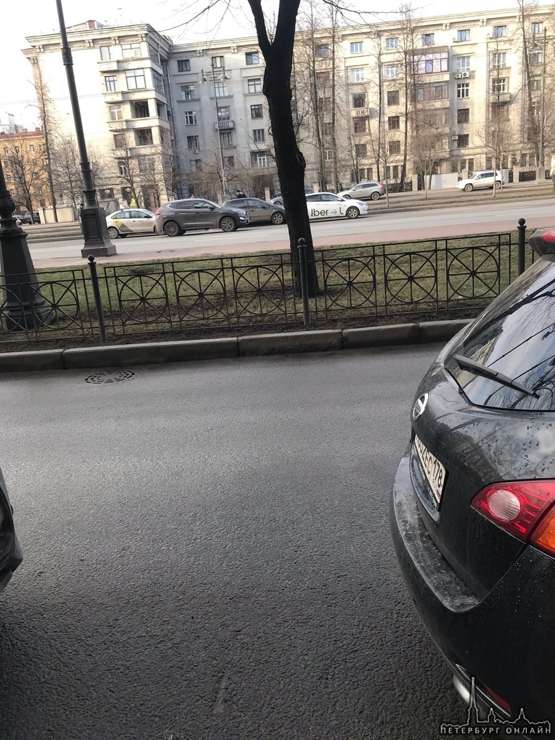 На Московском проспекте 184 встретились Убер, Яндекс и Peugeot.