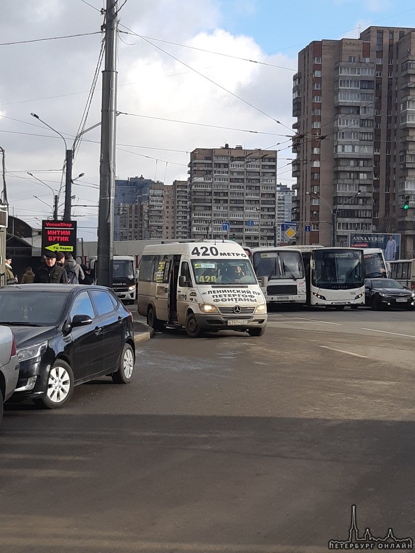 Метро Ленинский проспект. 142 автобус и 333 маршрутка зажали 344. По крайней левой полосе машины про...