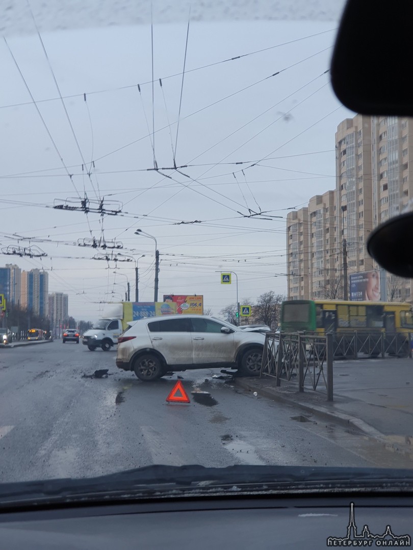 На перекрестке Маршала Жукова и Ленинского проспекта с раннего утра в заборе стоит разбитый кроссове...