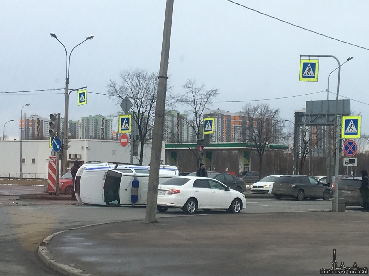 Mazda положила полицейский УАЗик на бок на пересечении Димитрова и Софийской.