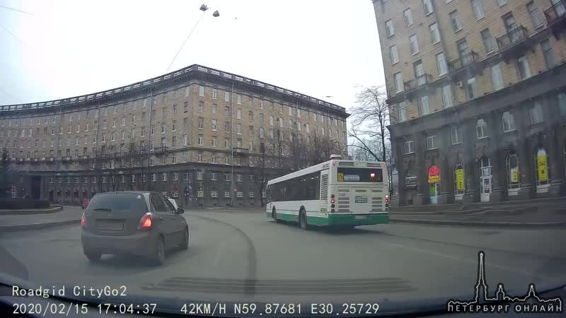Сегодня на проспекте Стачек, на круговом движении, водитель не заметил знак уступи дорогу....