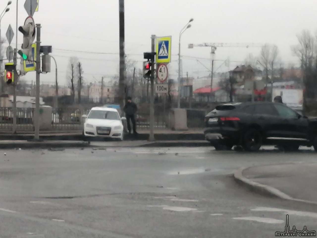 На пересечении набережной Обводного канала и Рыбинской улицы столкнулись два автомобиля: Ягуар и Ауд...