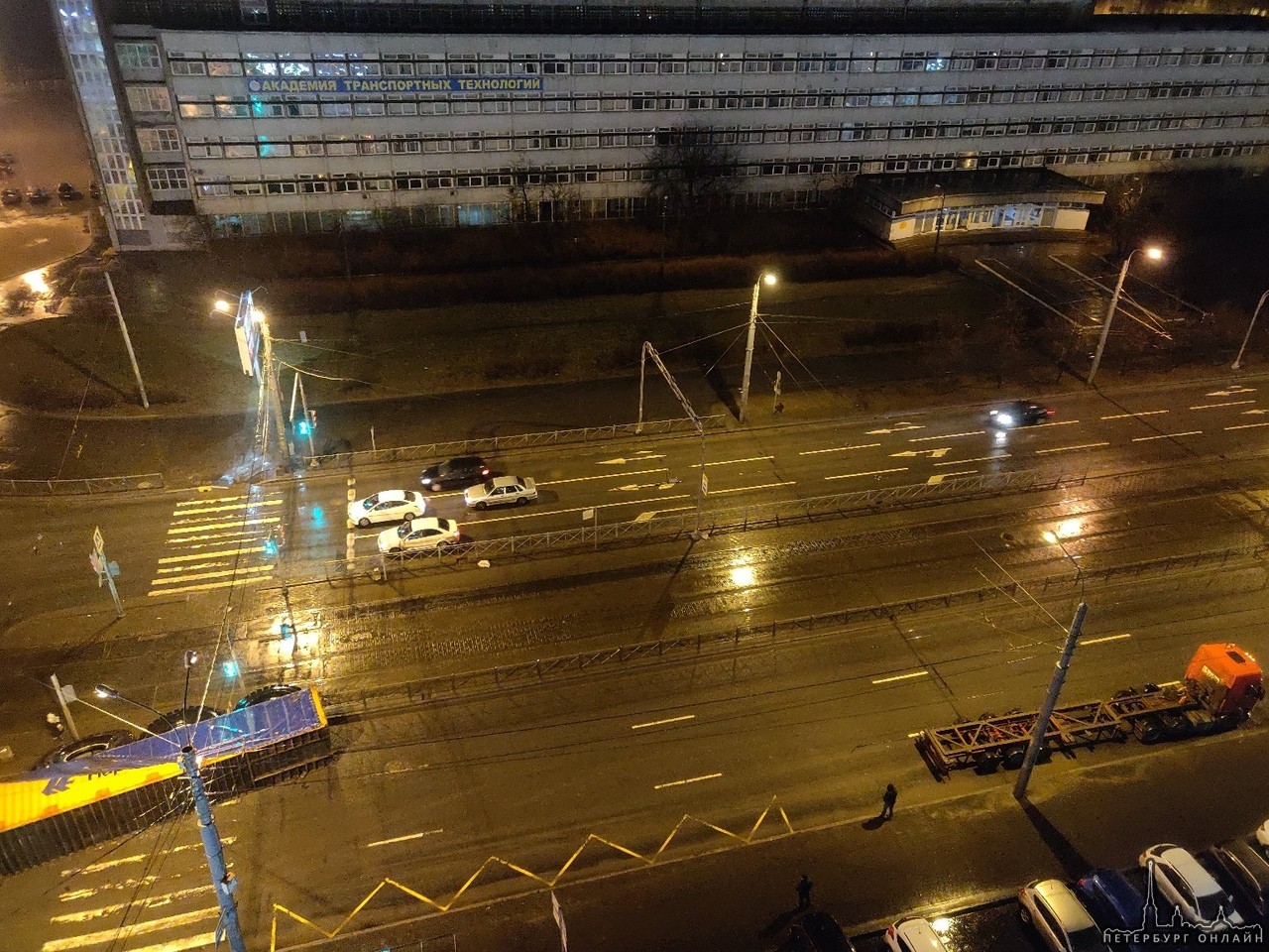 На перекрестке Салова и Бухарестской беда. Контейнер упал с прицепа на пешеходном переходе. Никто не...