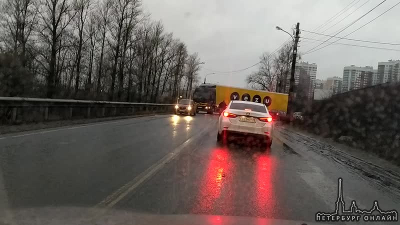 На Советском проспекте фура зацепила автомобиль и встала поперёк дороги, перекрыв его.