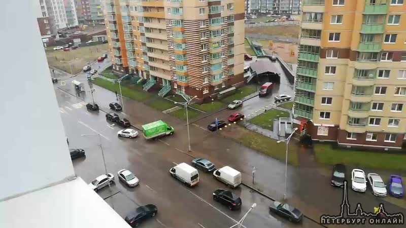 На Европейском проспекте у дома 14/6 , что в городе Кудрово, легкий бодрящий ветерок играет в машинк...