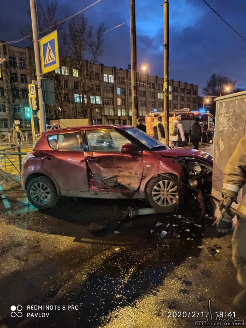 ОтВодитель Suzuki Swift не глядя повернула налево с улицы Бабушкина на улицу Чернова и попала под VW...