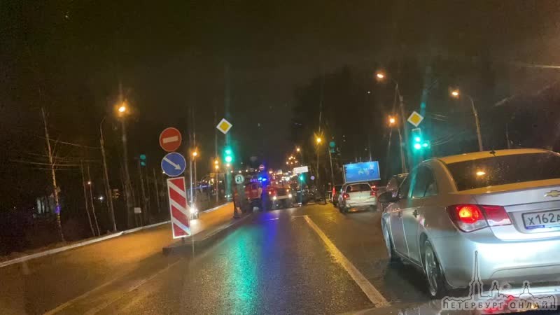 На перекрестке Выборгского и Горского шоссе произошло столкновение легкового автомобиля Audi 80 води...