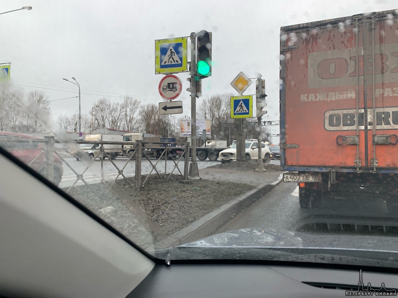На перекрестке Витебского и Кузнецовской, разворачивающийся грузовик протаранила легковушка, движени...