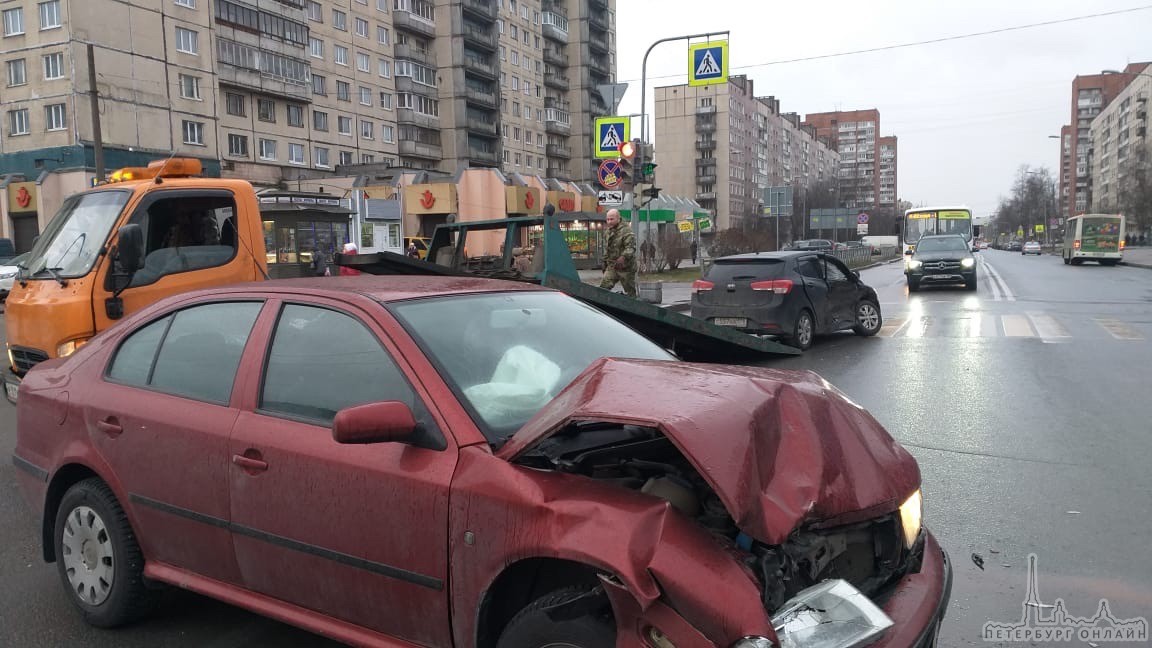 Сегодня в 9:37 Девушка на Шкоде ехала по Индустриальному проспекту прямо на зелёный, а водитель Киа ...